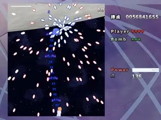 Lunnetaのゲーム画面「ゲーム(中ボス)画面。画像の下側にいるのが自機です。 また、上側にいるUFOは中ボスです。」